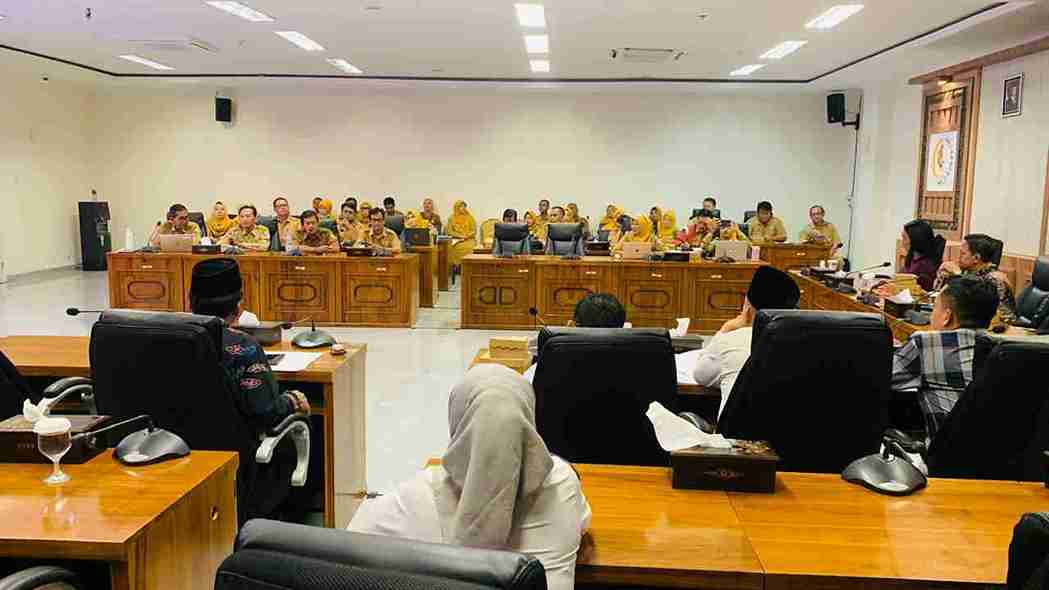 Rapat kerja Komisi B DPRD Bojonegoro bersama Dinas Kesehatan dan Kepala Puskesmas membahas BLUD dan peningkatan pelayanan kesehatan