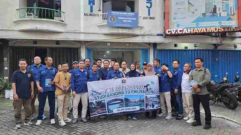 Rombongan PWI Bojonegoro foto bersama saat studi banding di kantor PWI Malang Raya, Jumat (8/5/2026).