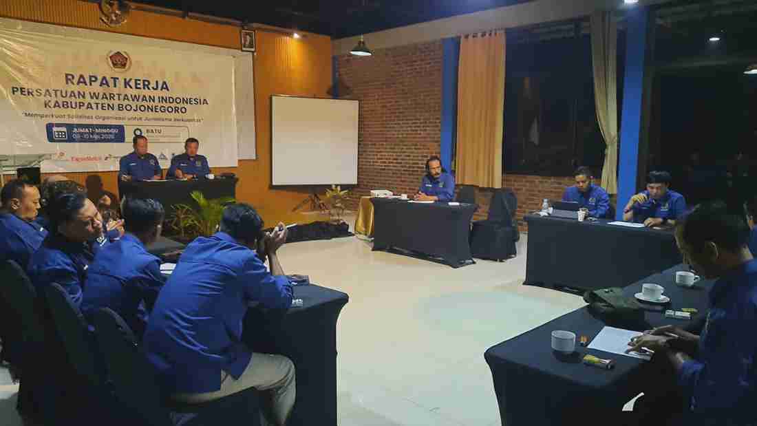 Rapat kerja PWI Bojonegoro di Malang membahas program organisasi dan profesionalisme wartawan