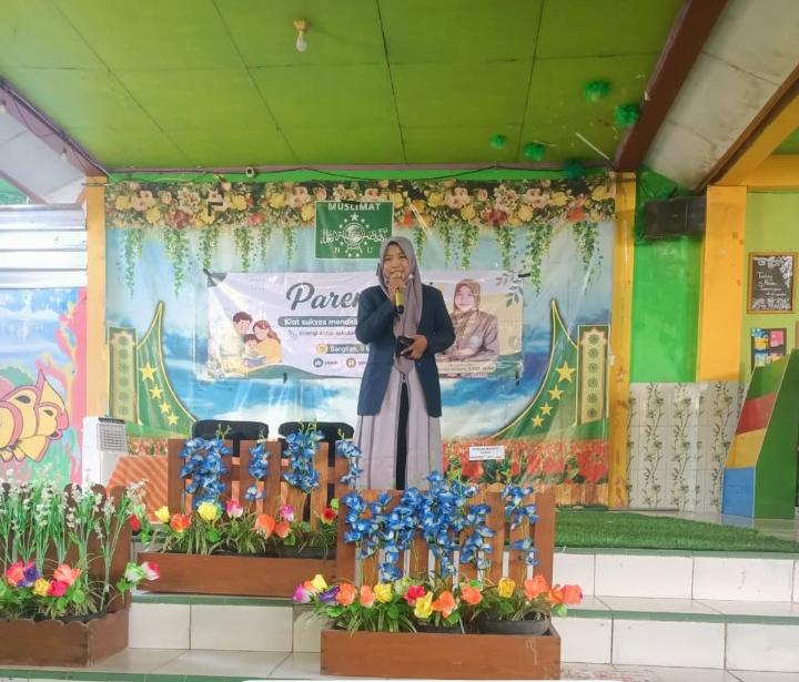 Dr Farida Isroani saat menjadi narasumber parenting di TK Muslimat NU 04 Bangilan Tuban