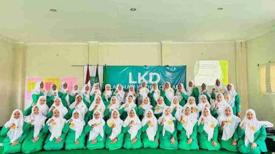 Peserta LKD PC Fatayat NU Bojonegoro berfoto bersama usai kegiatan kaderisasi kader muda se-Cabang Bojonegoro