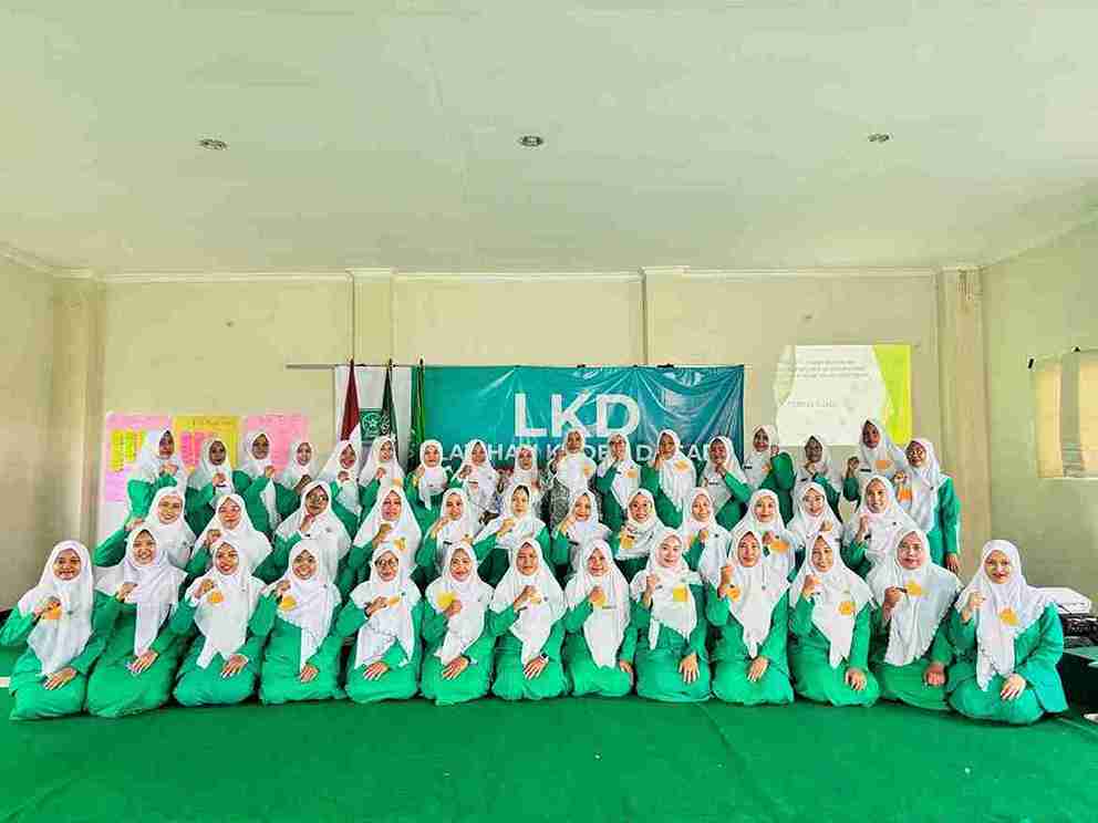 Peserta LKD PC Fatayat NU Bojonegoro berfoto bersama usai kegiatan kaderisasi kader muda se-Cabang Bojonegoro