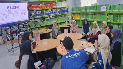 Suasana sharing hasil bacaan di kegiatan SERUNI UKM Penalaran dan Penulisan Griya Cendekia di Perpustakaan Unugiri.