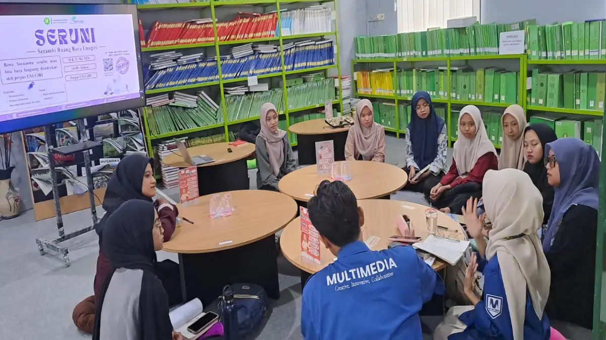 Suasana sharing hasil bacaan di kegiatan SERUNI UKM Penalaran dan Penulisan Griya Cendekia di Perpustakaan Unugiri.