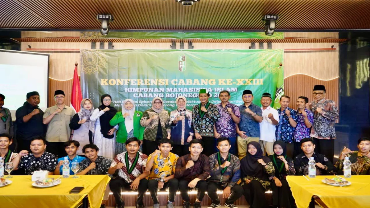 Wakil Bupati Bojonegoro Nurul Azizah foto bersama kader HMI Cabang Bojonegoro saat Konfercab XXIII