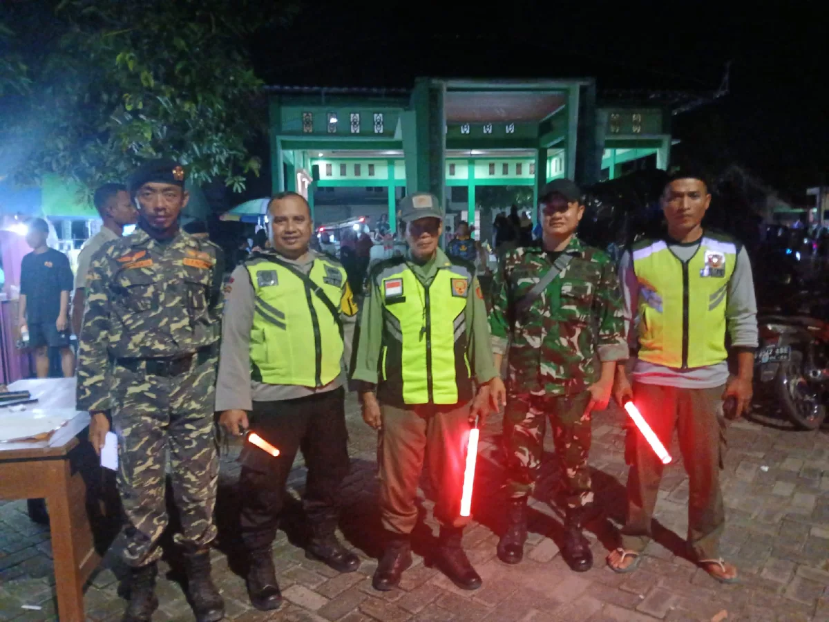 Banser, Linmas dan Babinsa-Babinkamtibmas yang ikut mengawal suksesnya takbir keliling