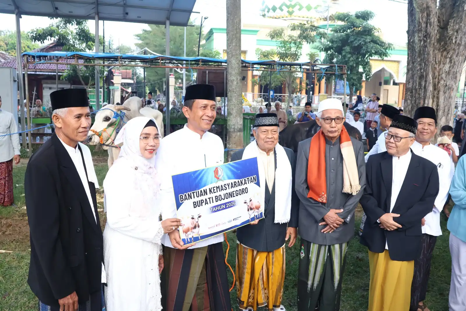 Bupati dan OPD Pemkab Bojonegoro menyerahkan sapi Kurban di Masjid Darussalam