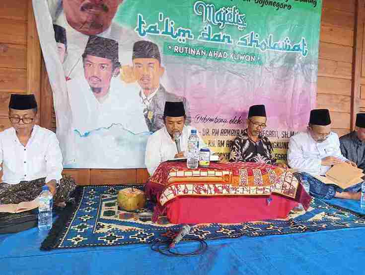 KH. Abraham Naja Mangkunegara saat membacakan Kitab Fatkhul Qorib