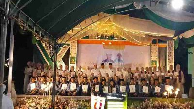 Santri Ponpes Abu Dzarrin Al-Ridwan Bojonegoro mengikuti khotmil Qur’an di acara haul