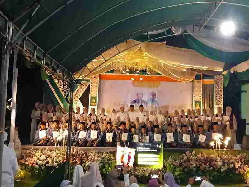 Santri Ponpes Abu Dzarrin Al-Ridwan Bojonegoro mengikuti khotmil Qur’an di acara haul