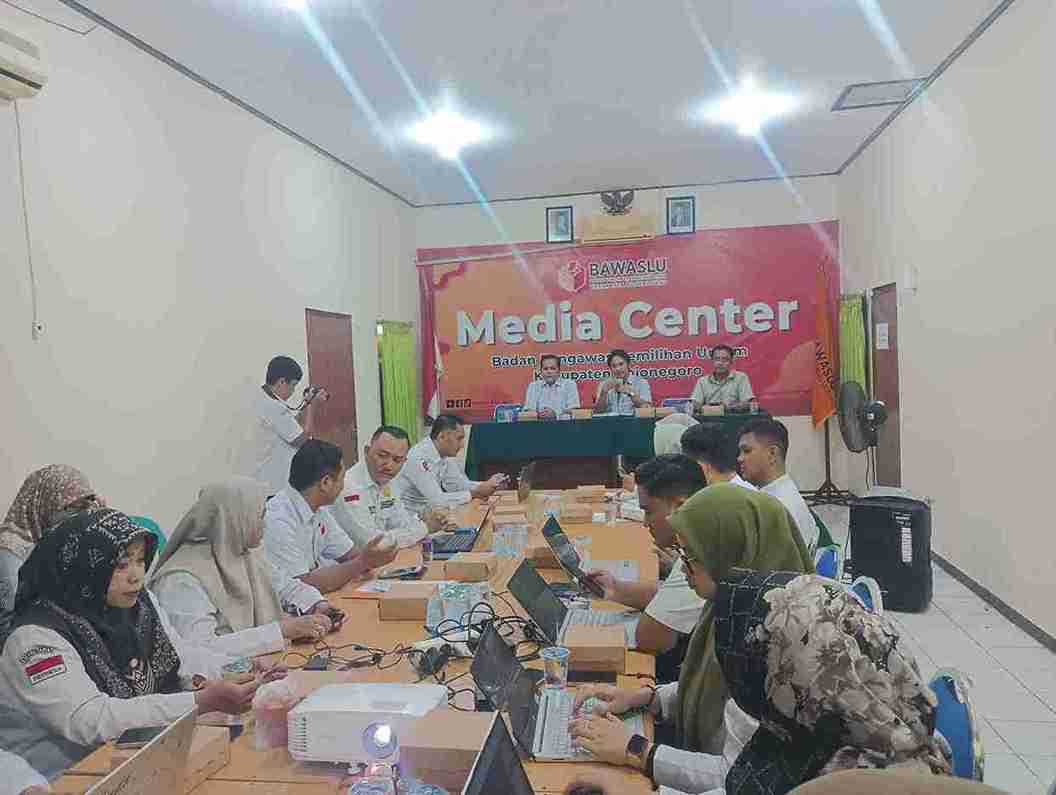 Suasana kegiatan peningkatan kapasitas SDM Bawaslu Bojonegoro di Media Center