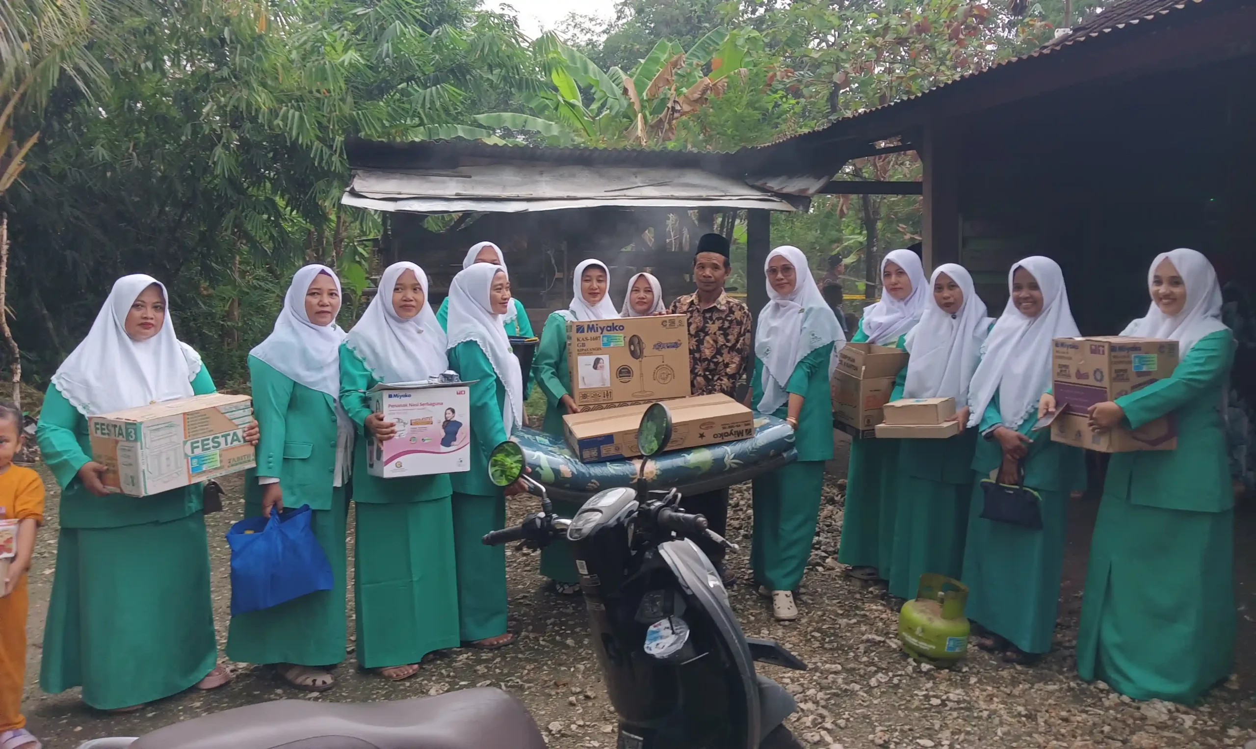 Fatayat NU Dander membawa bantuan alat rumah tangga untuk Munari korban kebakaran rumah di Dander Bojonegoro