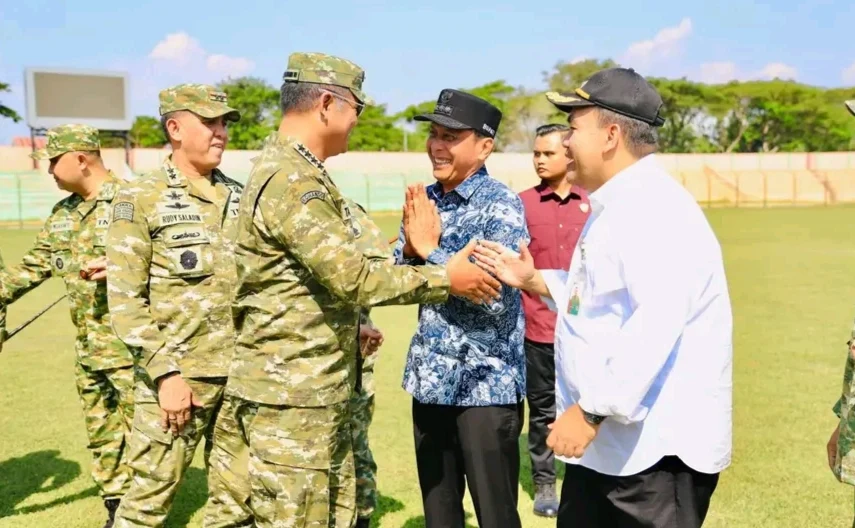 Bupati Bojonegoro dan Bupati Blora menyambut Wakil Panglima TNI di Stadion Letjend H. Soedirman Bojonegoro