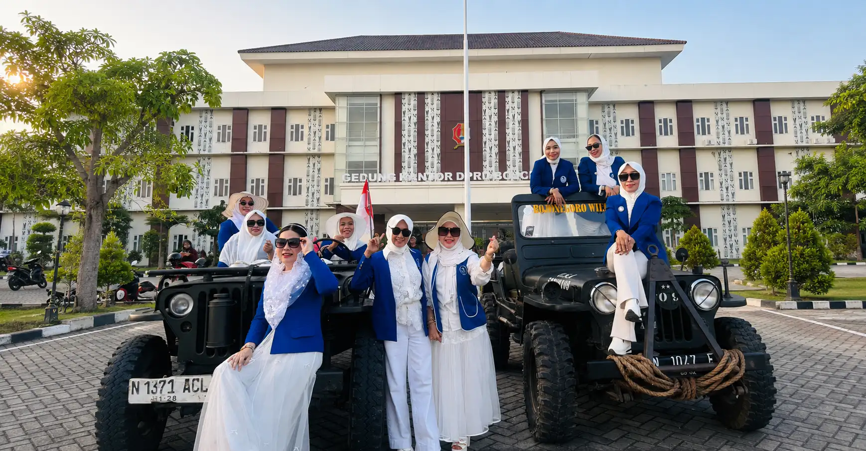 Pengurus IWAPI Bojonegoro berfoto bersama Jeep Willys di depan Gedung DPRD Bojonegoro usai kegiatan promosi wisata dan Geopark Nasional