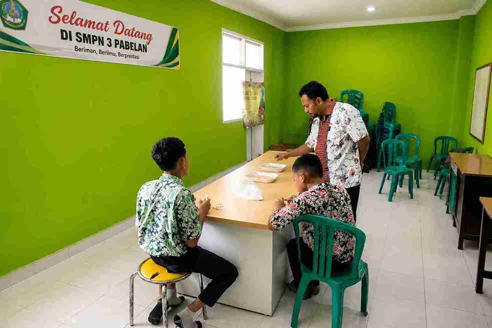 Dua siswa SMPN 1 Purwosari Bojonegoro saat melakukan penelitian pemanfaatan bonggol pisang menjadi bahan kesehatan alternatif di laboratorium sekolah.