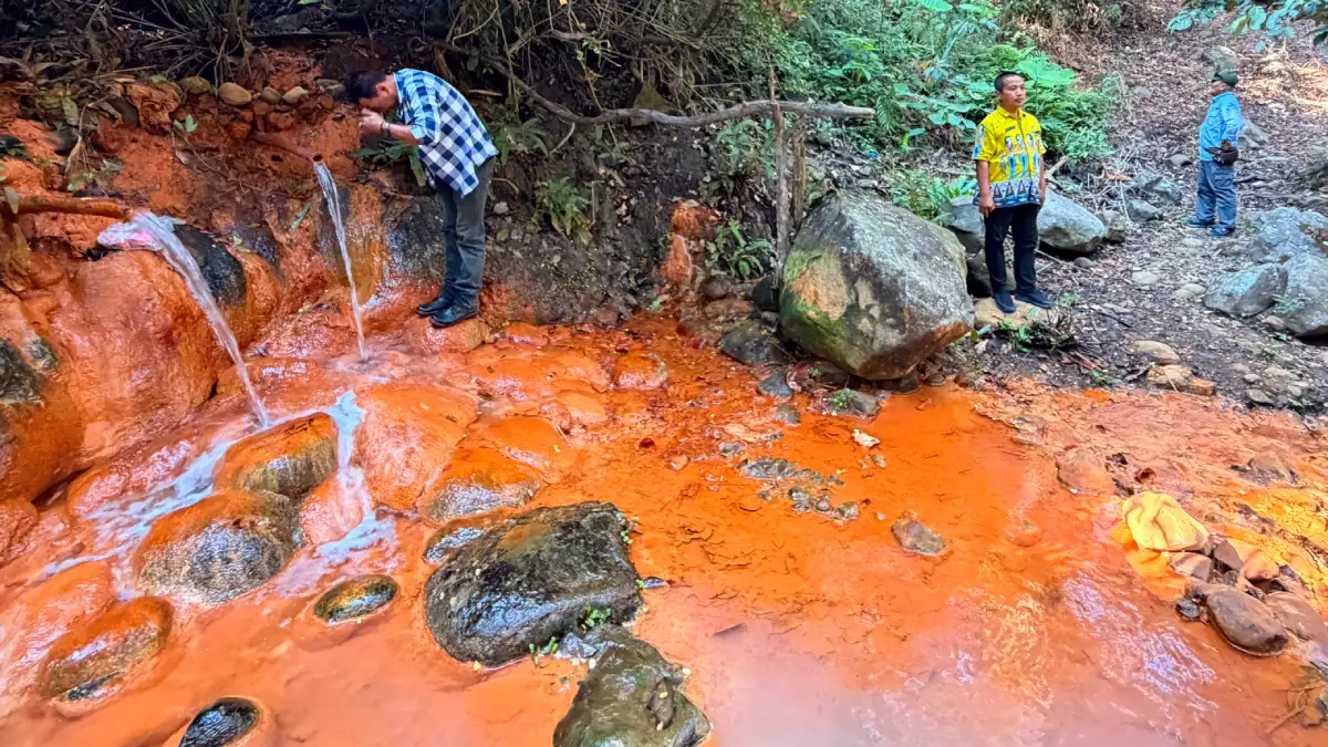 Tim pendamping Geopark Bojonegoro meninjau Geosite Banyu Kuning dalam studi lapang pra validasi UNESCO Global Geopark.