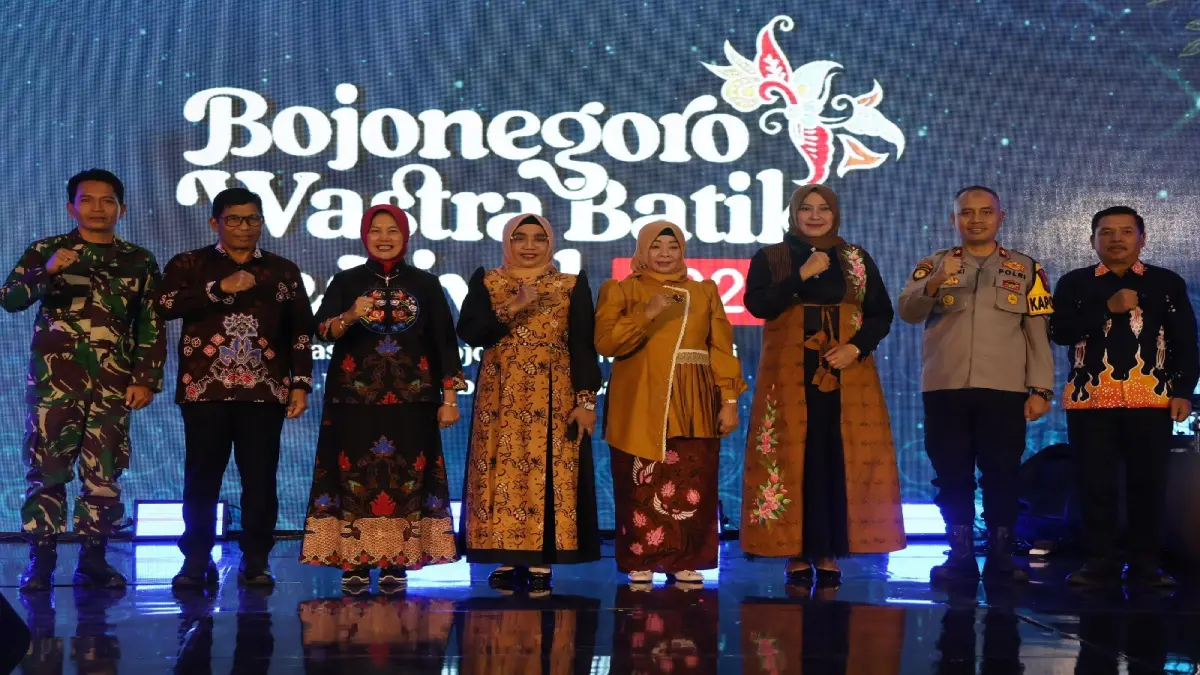 Pejabat Pemkab Bojonegoro berfoto bersama pada Closing Ceremony BWBF 2026 di Alun-Alun Bojonegoro