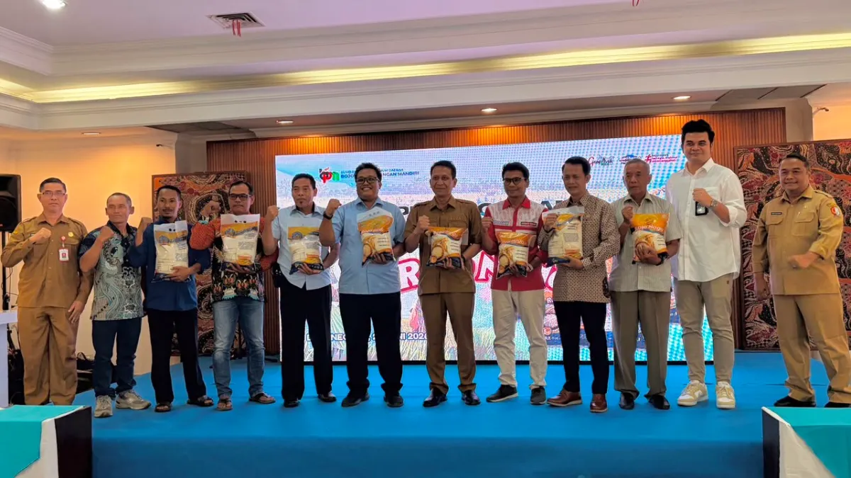 Bupati Setyo Wahono bersama jajaran Perumda BPM dan perwakilan petani saat peluncuran beras Rojo Nogo di Bojonegoro.