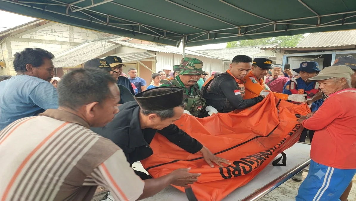 Tim SAR gabungan mengevakuasi korban tenggelam Sungai Bengawan Solo yang ditemukan meninggal dunia di Desa Kuncen, Padangan, Bojonegoro.