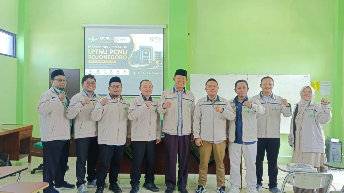 Pengurus LPTNU PCNU Bojonegoro foto bersama usai rapat program kerja yang menghasilkan 9 program strategis penguatan pendidikan tinggi Nahdlatul Ulama di UNUGIRI Bojonegoro.