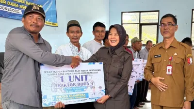 Wakil Bupati Bojonegoro Nurul Azizah menyerahkan bantuan traktor roda 4 kepada kelompok tani penerima bantuan alsintan APBN Tahun Anggaran 2026 di Bojonegoro.