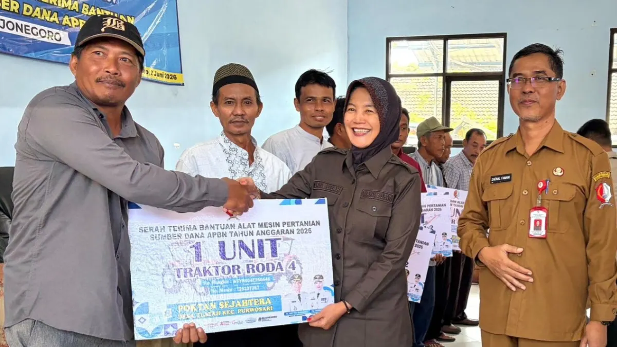 Wakil Bupati Bojonegoro Nurul Azizah menyerahkan bantuan traktor roda 4 kepada kelompok tani penerima bantuan alsintan APBN Tahun Anggaran 2026 di Bojonegoro.