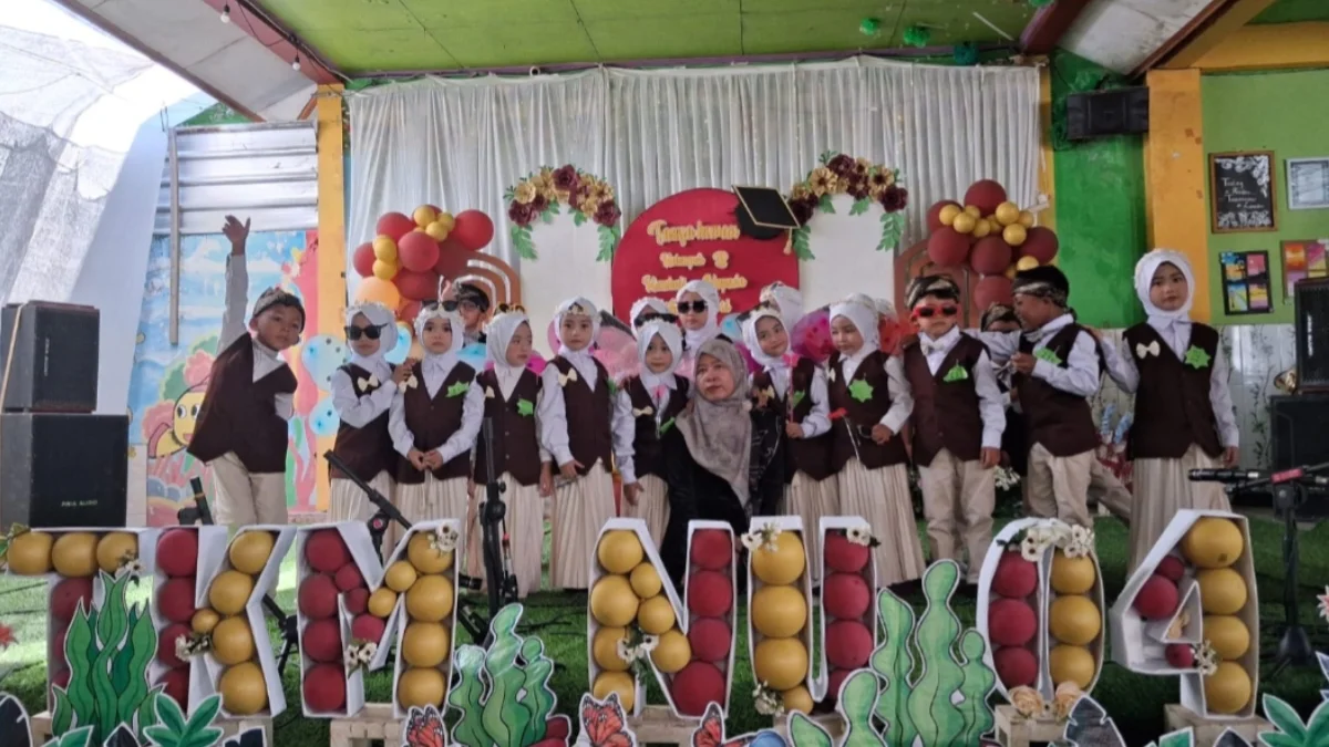 Siswa TK Muslimat NU 04 Bangilan tampil percaya diri pada acara tasyakuran dan pelepasan Kelompok B tahun 2026.
