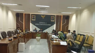 Rapat Kerja Komisi C DPRD Bojonegoro membahas anomali DTSEN bersama Dinas Sosial dan Disperinaker di Ruang Komisi C DPRD Bojonegoro, Jumat (5/6/2026).