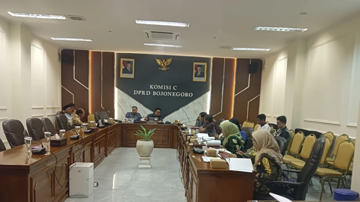 Rapat Kerja Komisi C DPRD Bojonegoro membahas anomali DTSEN bersama Dinas Sosial dan Disperinaker di Ruang Komisi C DPRD Bojonegoro, Jumat (5/6/2026).