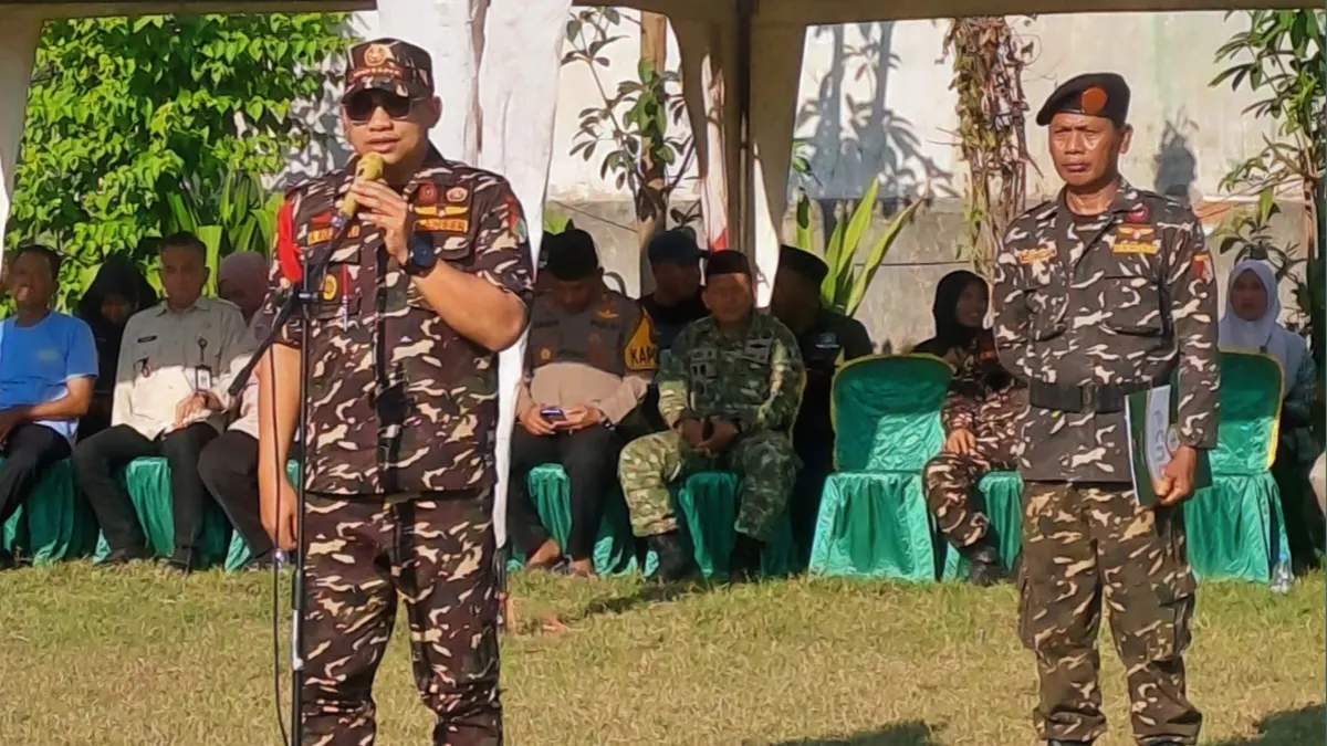 Rizza Ali Faizin Kasatkorwil Banser Jawa Timur memimpin apel pembukaan Susbalan PC GP Ansor Kencong di Kantor PCNU Kencong Jember.