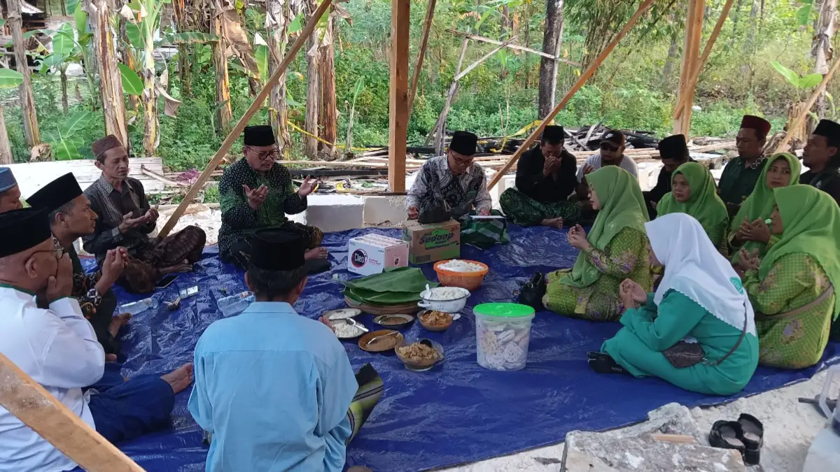 Warga NU Dander menggelar doa bersama dan slametan di rumah baru Munari anggota Banser korban kebakaran