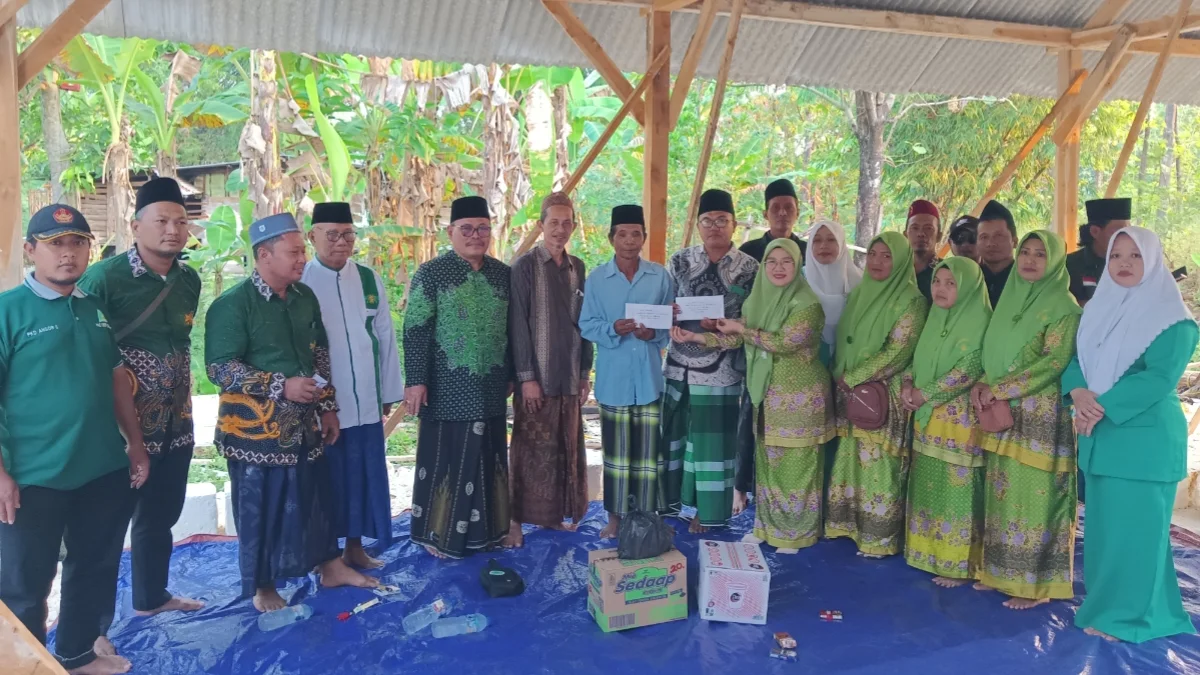 Pengurus Ranting NU Kunci dan Ranting NU Dander menyerahkan bantuan kepada Munari saat slametan rumah baru