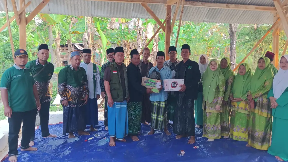 Pengurus Ranting NU Kunci dan Ranting NU Dander menyerahkan bantuan kepada Munari saat slametan rumah baru