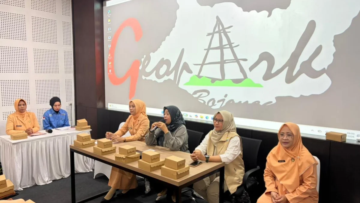 Anggota DWP Disbudpar Bojonegoro mengikuti pertemuan rutin dan edukasi Geopark Bojonegoro di Gedung PIG Geopark.