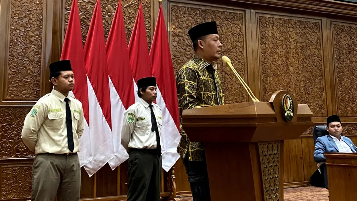 Ketua DPRD Bojonegoro Abdulloh Umar memberikan sambutan dalam Rakercab II IPNU dan IPPNU Bojonegoro di Ruang Paripurna DPRD Bojonegoro.