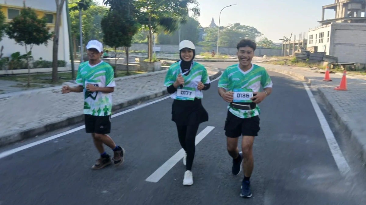 Suwondo, anggota PPDI Bojonegoro, berlari dalam ajang Giri Run 5K 2026 yang diselenggarakan UNUGIRI Bojonegoro.