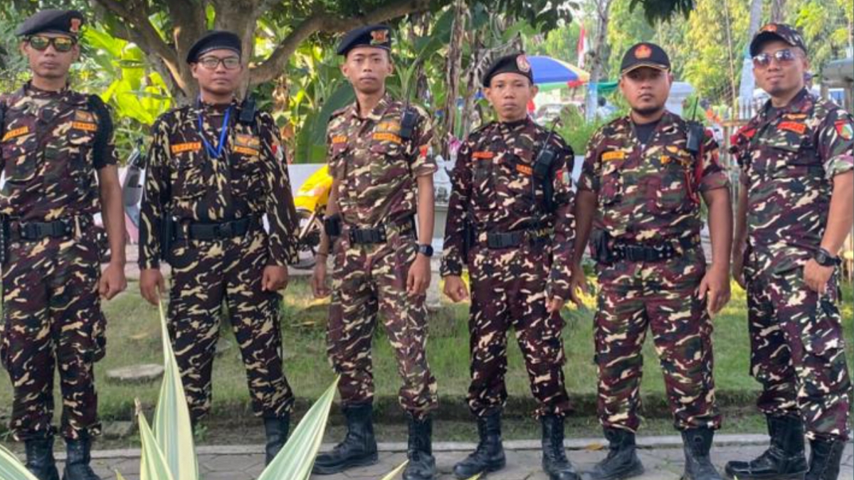 Banser Dander berphoto sebelum pengunjung Pengajian Rutin Muslimat-Fatayat Dander di Mojoranu dimulai