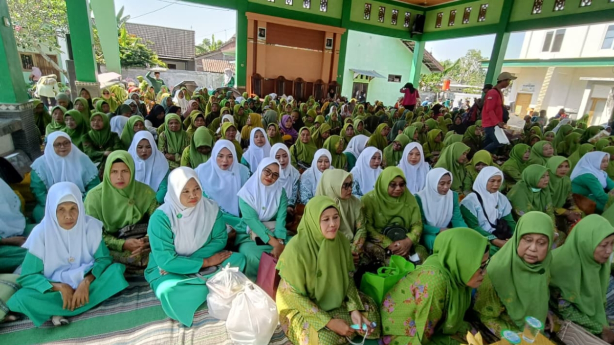 Khitmat, nampak pengunjung Pengajian Rutin Muslimat-Fatayat Dander begitu khitmat mengikuti acara