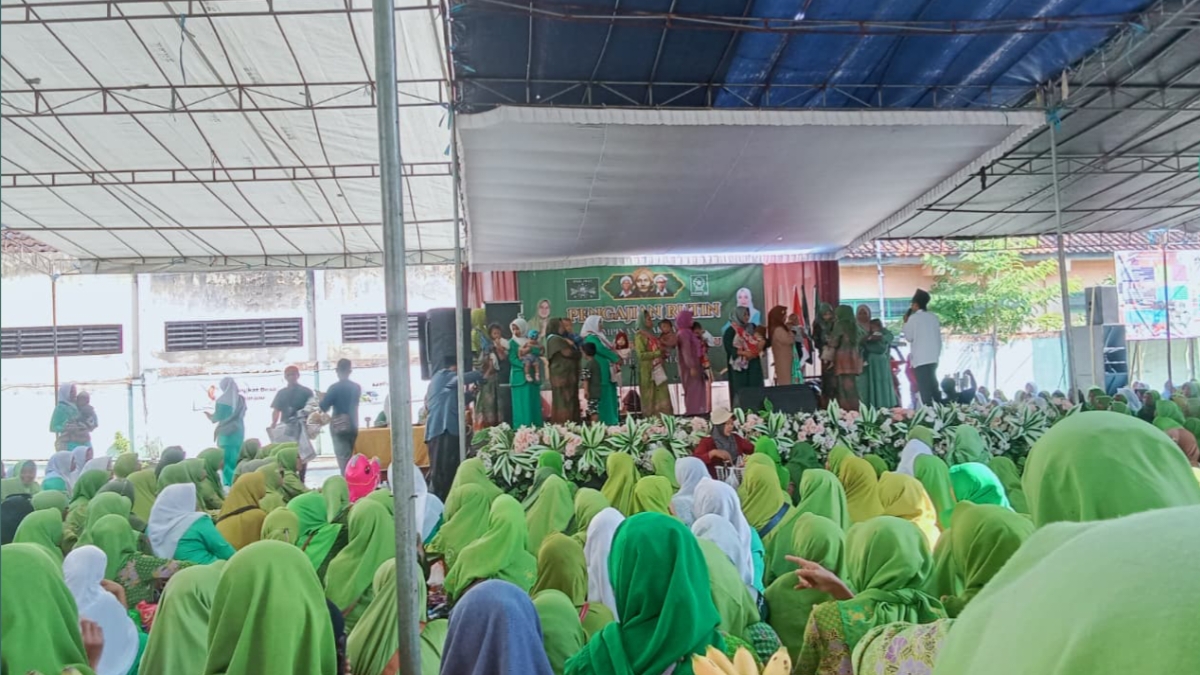 Kepala Desa Mojoranu Lukman Hakim memberikan uang saku kepada ibu yang membawa anak kecil yang bisa digendong