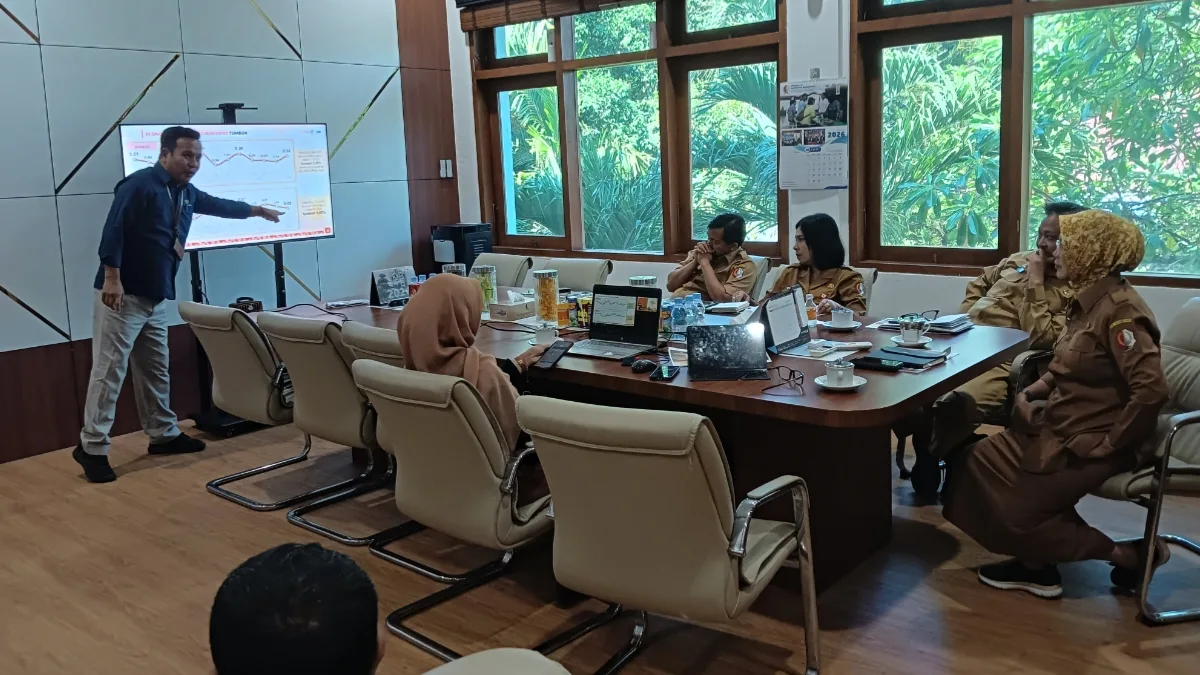 Kepala BPS Kabupaten Bojonegoro Syawaluddin Siregar memaparkan data pertumbuhan ekonomi Bojonegoro Triwulan I-2026 di hadapan Wakil Bupati dan jajaran pemerintah daerah.