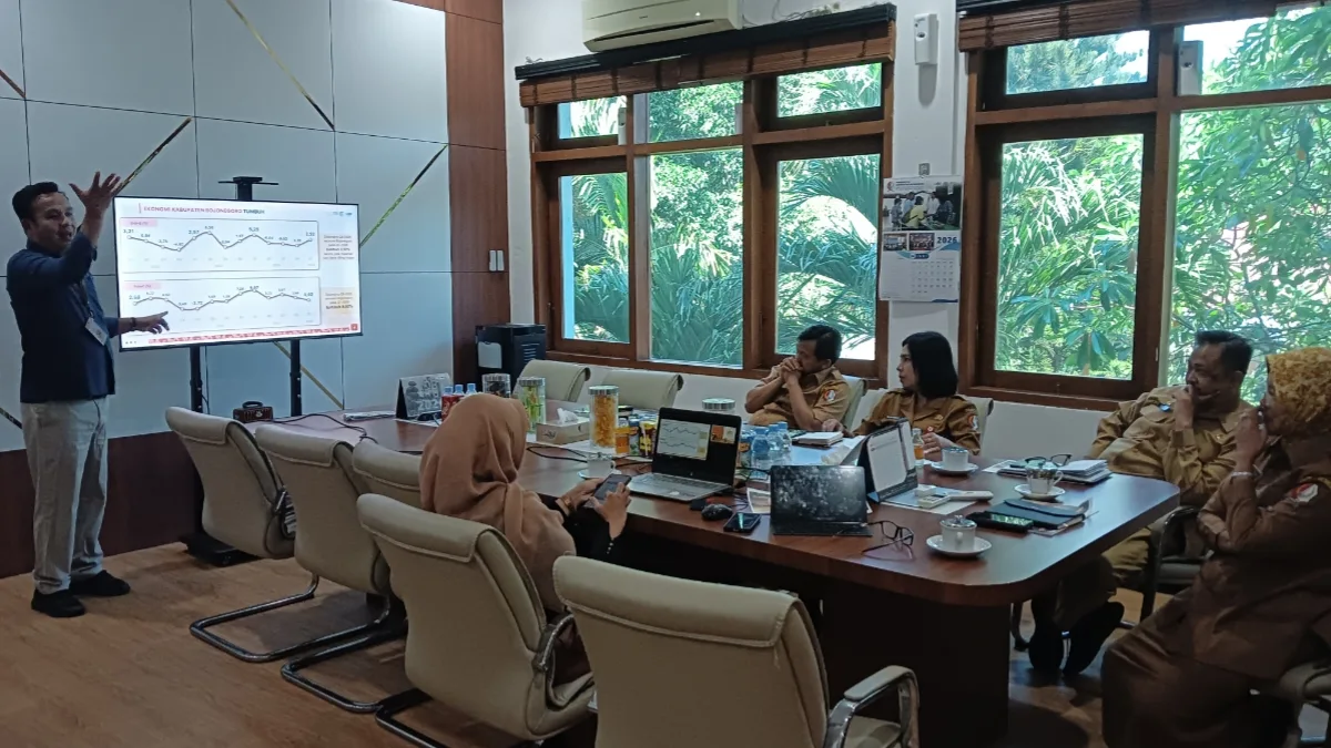 Kepala BPS Bojonegoro Syawaluddin Siregar mempresentasikan data pertumbuhan ekonomi Kabupaten Bojonegoro tahun 2026.