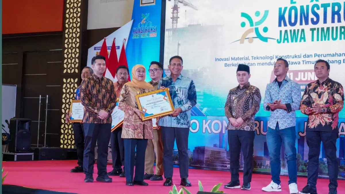 Bupati Bojonegoro Setyo Wahono menerima penghargaan Terbaik 2 Dukungan APBD Program RTLH Tertinggi pada Expo Konstruksi Jawa Timur 2026 di Surabaya.