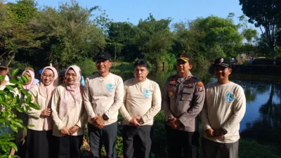 Bupati Bojonegoro Setyo Wahono bersama tamu kehormatan saat konferensi pers kegiatan konservasi sumber mata air di Desa Kunci Kecamatan Dander.
