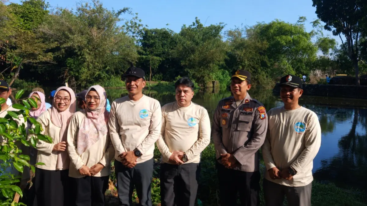 Bupati Bojonegoro Setyo Wahono bersama tamu kehormatan saat konferensi pers kegiatan konservasi sumber mata air di Desa Kunci Kecamatan Dander.