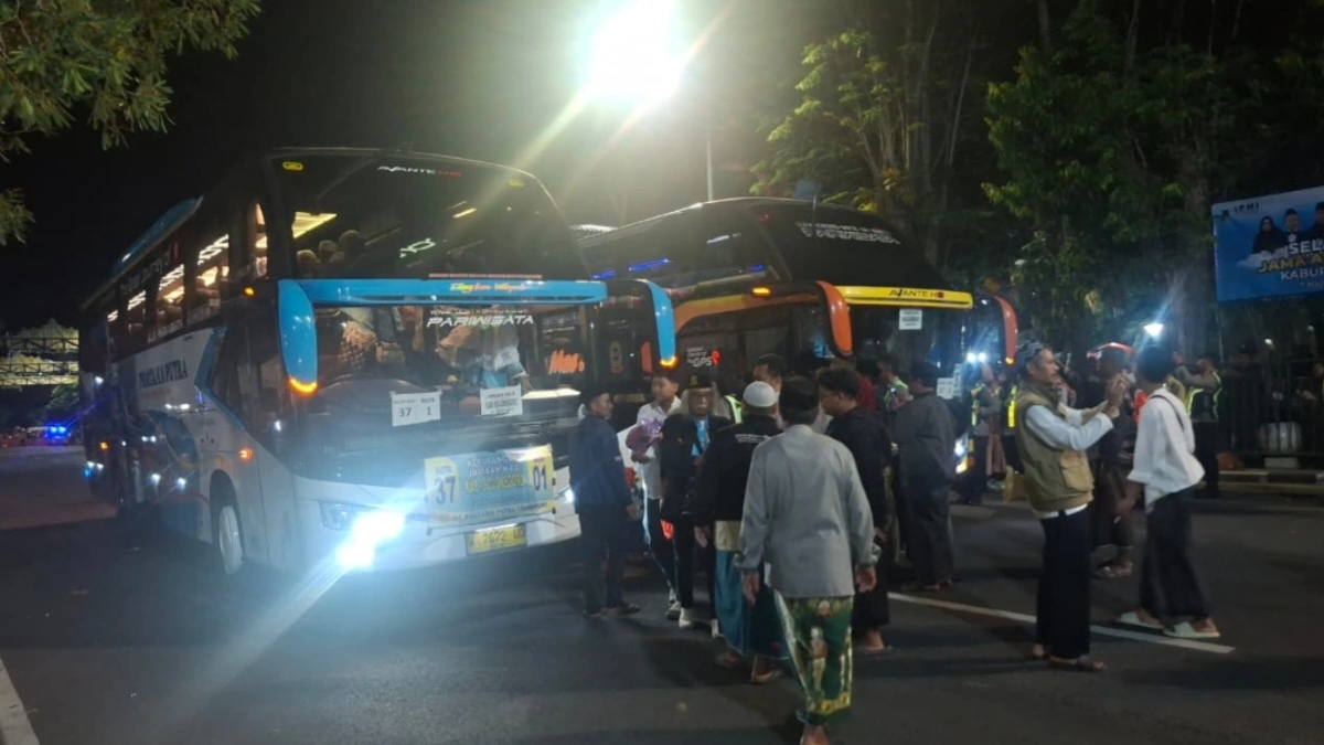 Bus yang membawa jamaah haji Kabupaten Bojonegoro tiba di Pendopo Malowopati Bojonegoro,