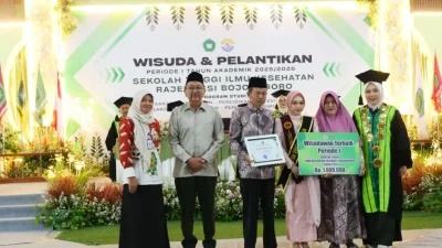 STIKes Rajekwesi Bojonegoro Wisuda dan Lantik 49 Lulusan, Siapkan SDM Kesehatan Unggul untuk Negeri