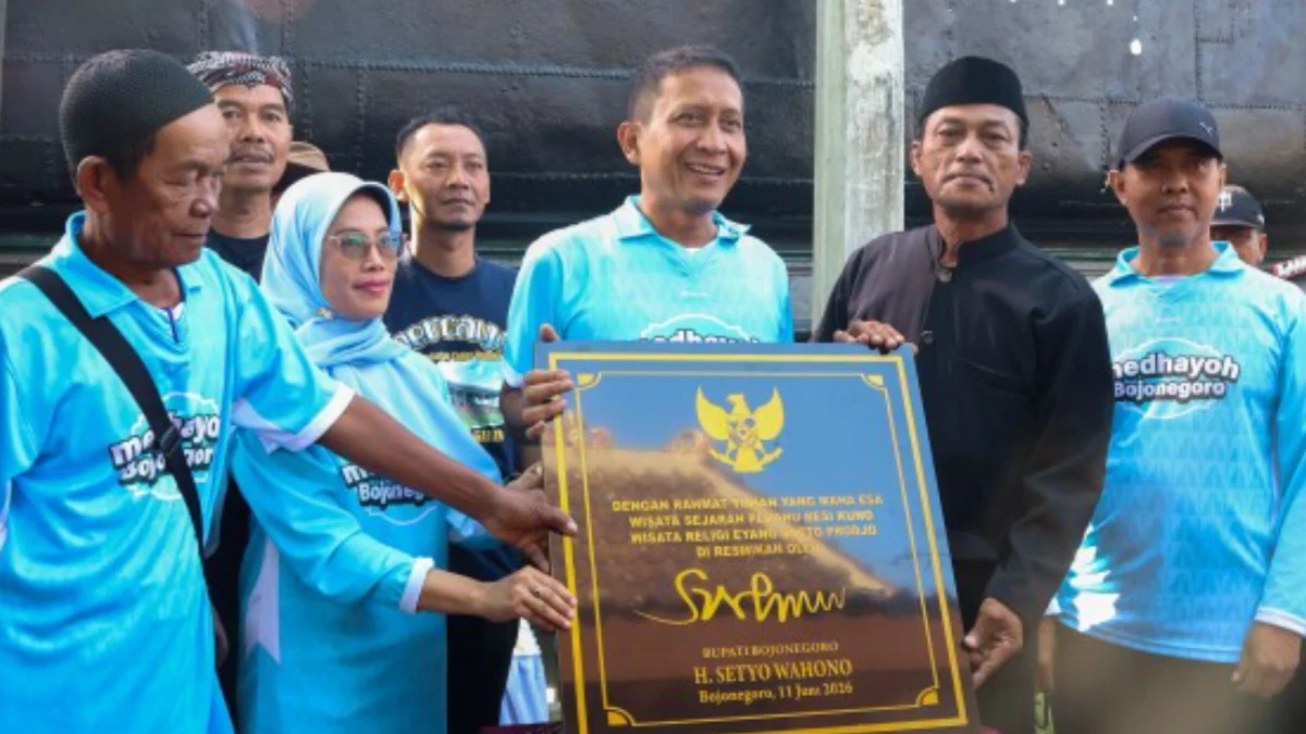 Bupati Bojonegoro Setyo Wahono bersama tamu kehormatan memegang plakat peresmian Wisata Perahu Besi Kuno di Desa Ngraho, Kecamatan Gayam.