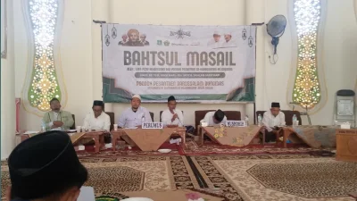 Peserta Bahtsul Masail LBM PCNU Bojonegoro saat membahas hukum penggunaan video promosi untuk affiliate marketing di PP Darussalam Dungmas Sumberrejo.