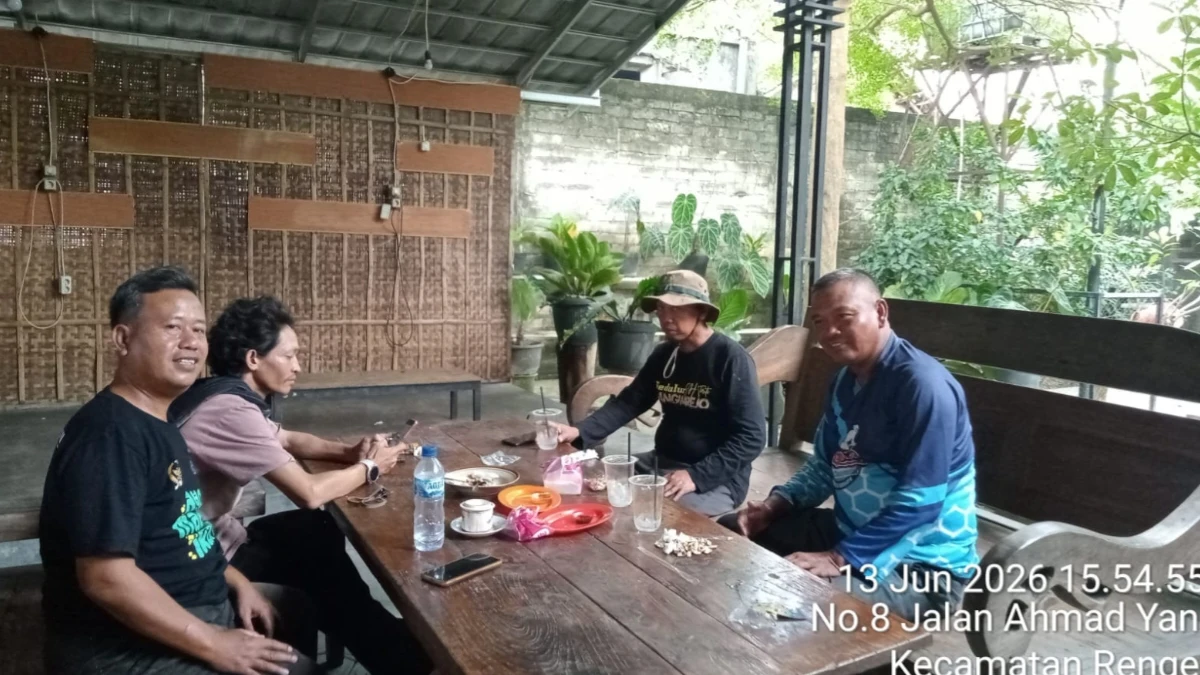 Peserta diskusi Koperasi Produsen Serikat Petani Tuban membahas persiapan program pertanian agroekologi di Warung RMP, Sabtu (13/06/2026).
