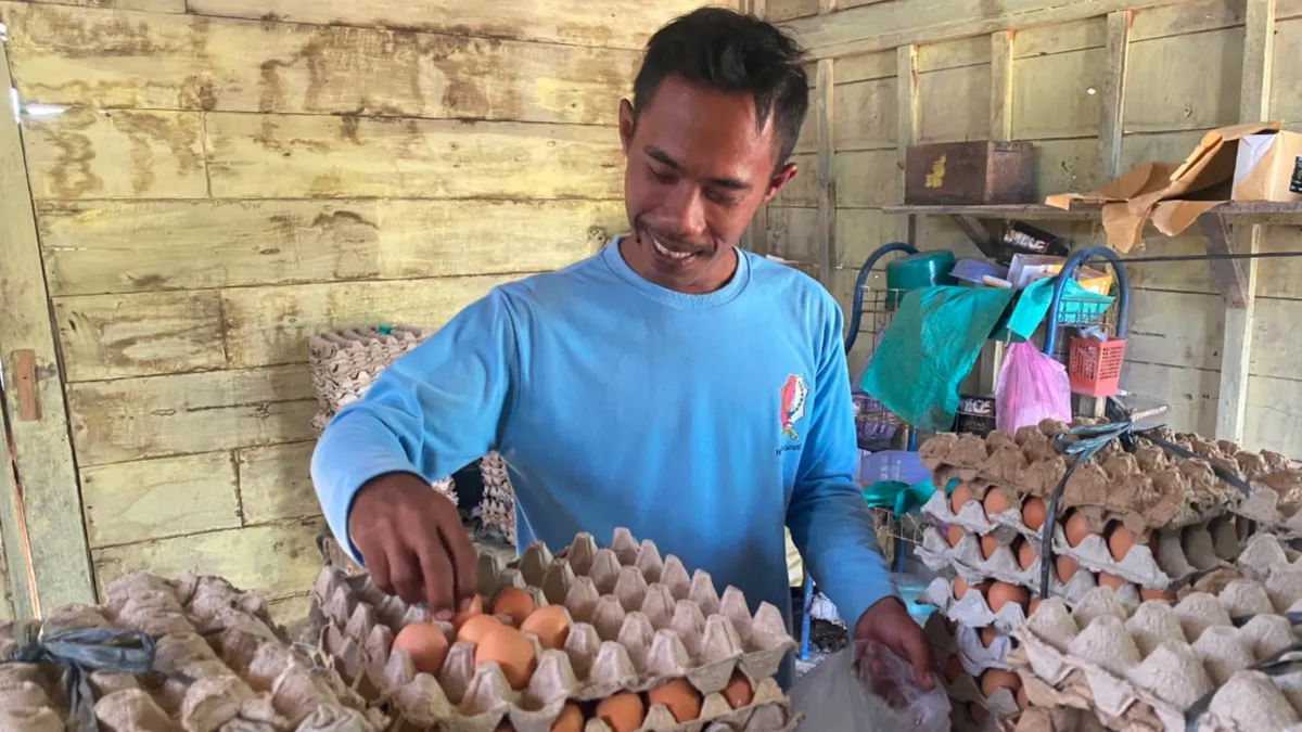 Anggota Kelompok GAYATRI Desa Sengon menata telur hasil peternak anggota untuk dipasarkan di Bojonegoro.